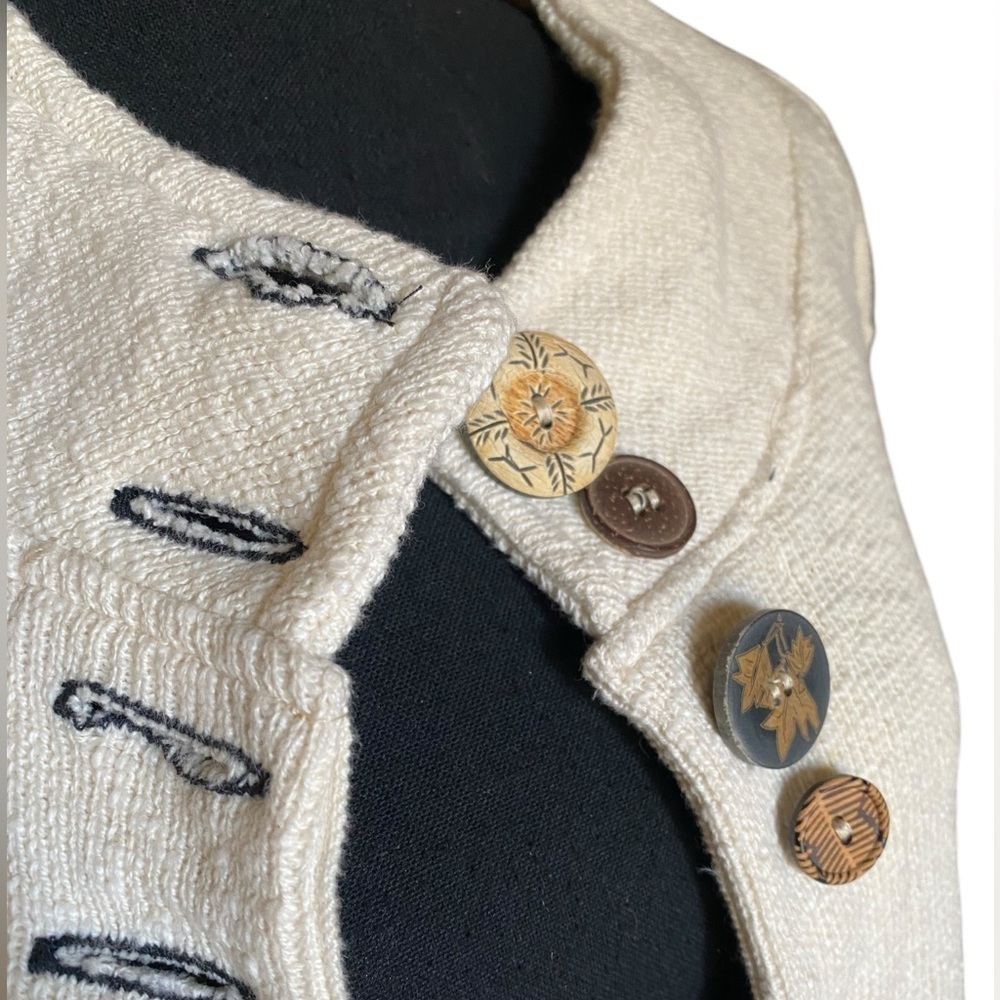 WILLOW Chunky Knit Cream Button up Cardigan Embellished Buttons Medium EUC - Picture 7 of 11